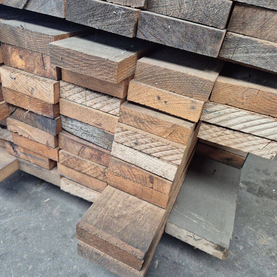 Partij Eiken planken. DROOG en kantrecht Diverse lengten van 3100 tot 2100mm x100x27mm